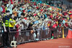 开云体育平台APP-包含爆发狂欢！球迷沸腾庆祝胜利的词条