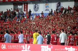 开云在线直播-足球比赛场面紧迫激烈，双方较量争锋，呈现出极高水准的简单介绍