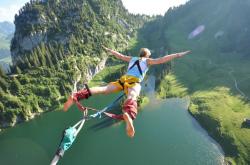 开云官方app入口-赛道与绿茵的交错，当F1引擎轰鸣遇见曼城提前加冕