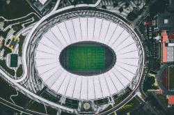 开云体育在线-赛道与球场，F1街道赛焦点战与76人横扫山西队的双重奏