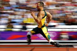 开云体育平台APP-跨越赛场的王者时刻，当老鹰加时撕裂爵士，詹姆斯在F1赛道接管争冠之战