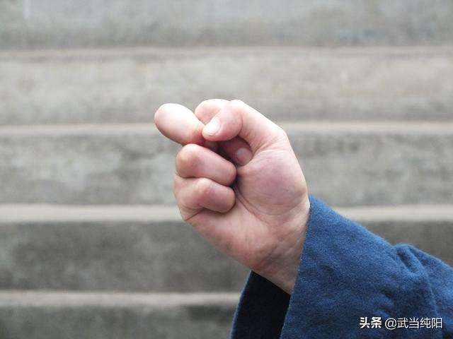 包含人点穴之手胆战忍冻棍如臂使指只如飞的词条