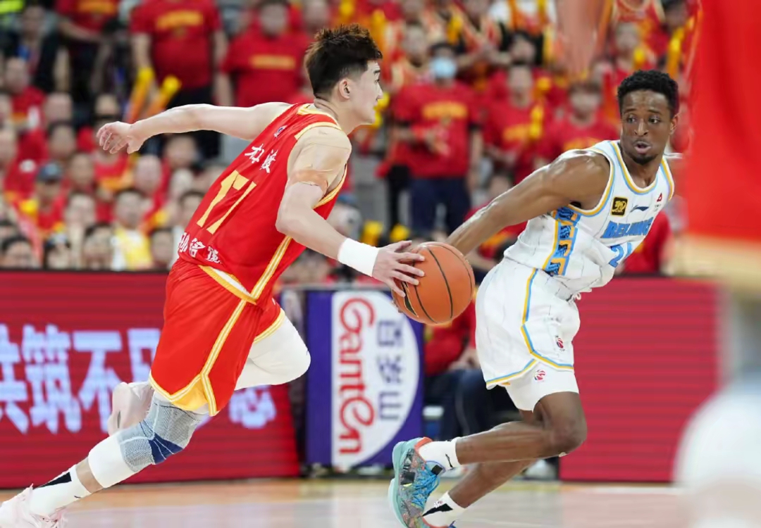 各支球队在赛场上展现出色表现 各支球队在赛场上展现出色表现