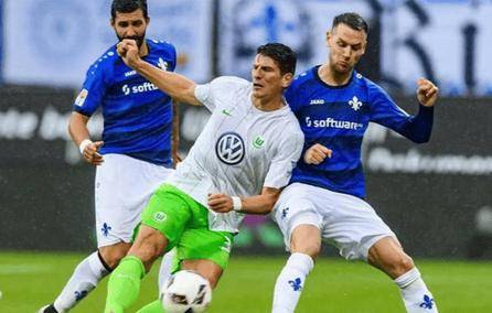 关于沙尔克主场失利，德甲保级形势严峻的信息