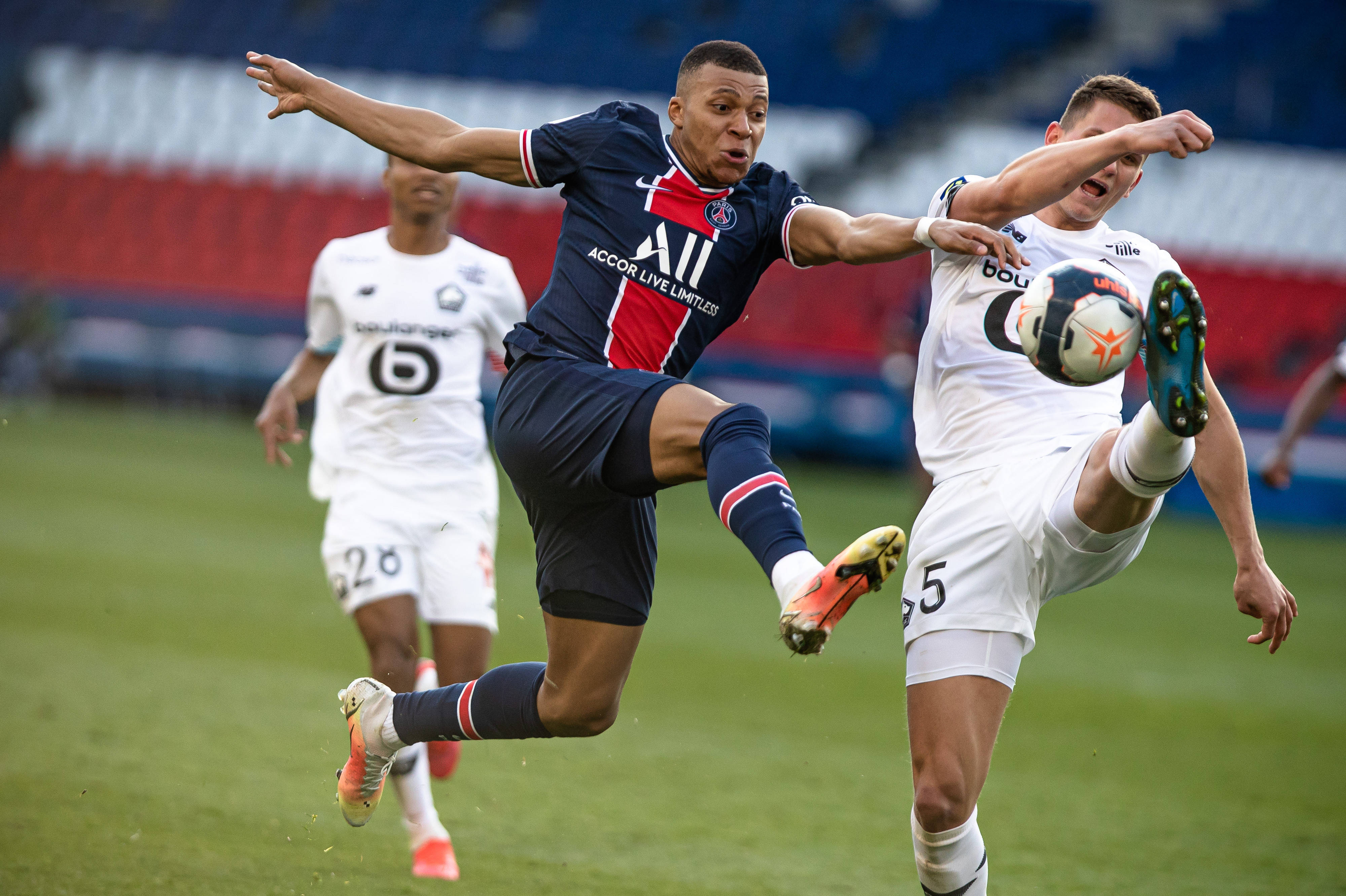 巴黎圣日耳曼横扫对手，继续领跑