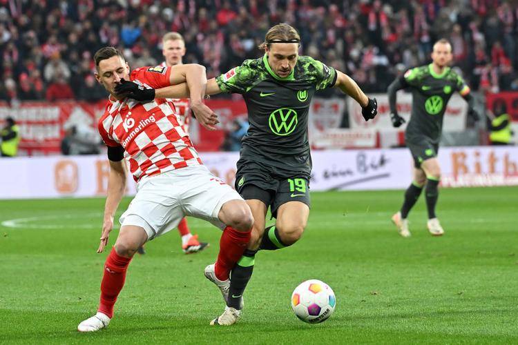 包含斯图加特主场失利，连续不胜局面严峻的词条