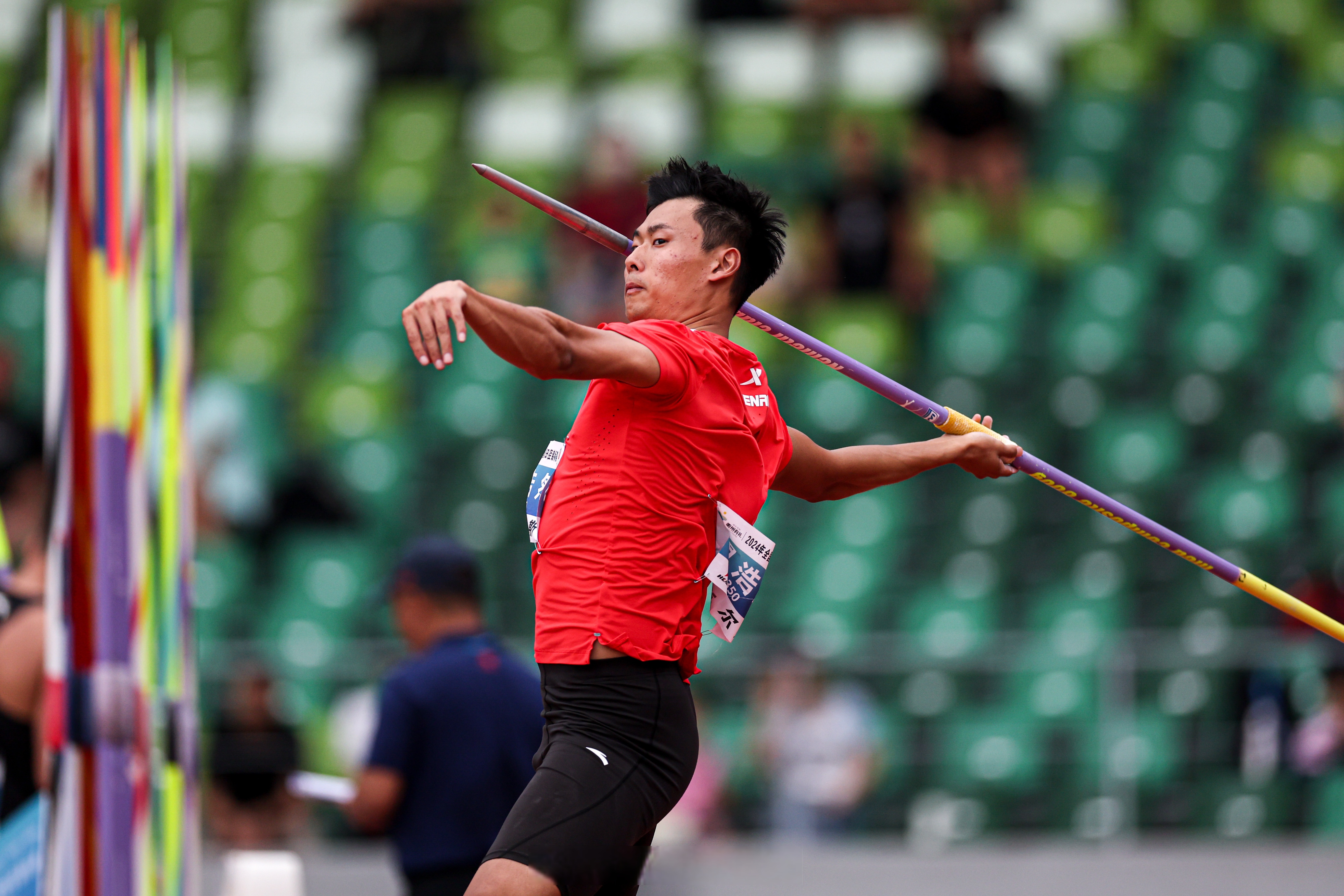 田径赛事决出冠军，选手实力强劲