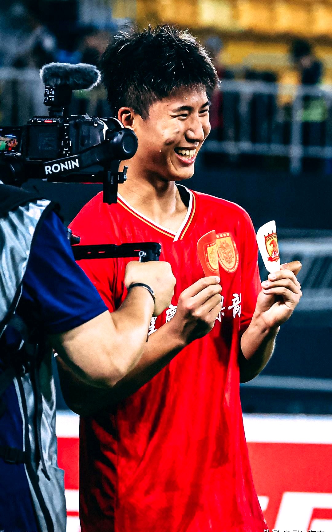 包含雄心壮志，中超球员效力奋勇战斗寻找胜利的词条