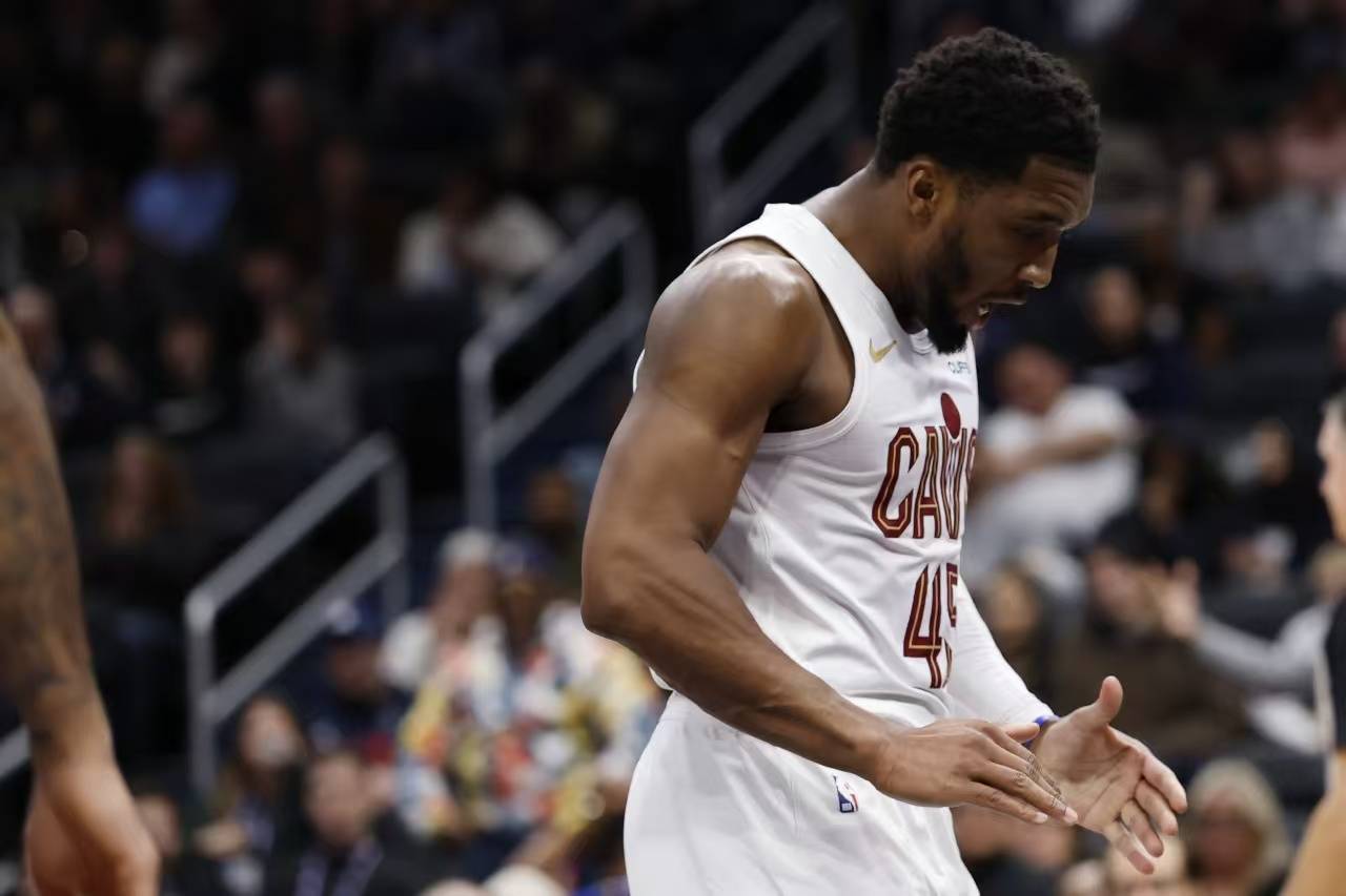 爵士逆转火箭，米切尔带队取胜