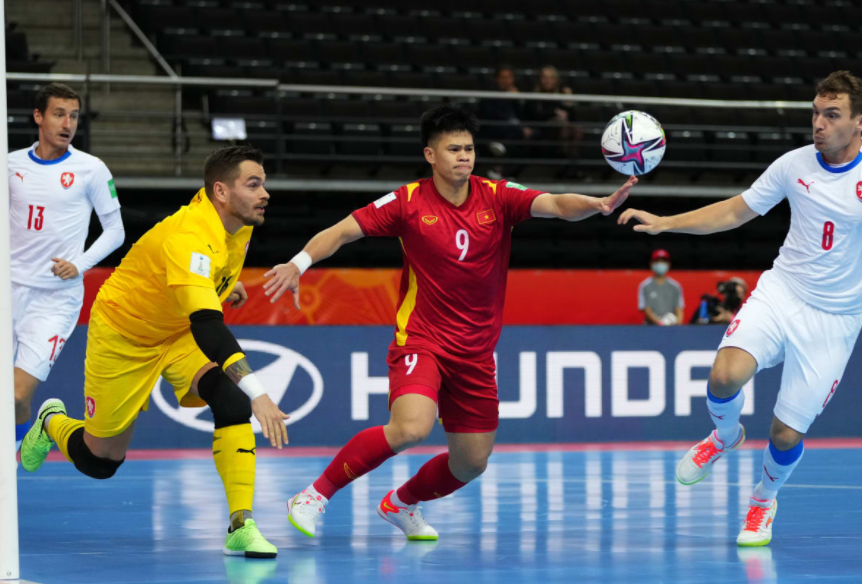 小组赛惊现大冷门，劲旅苦战成功晋级